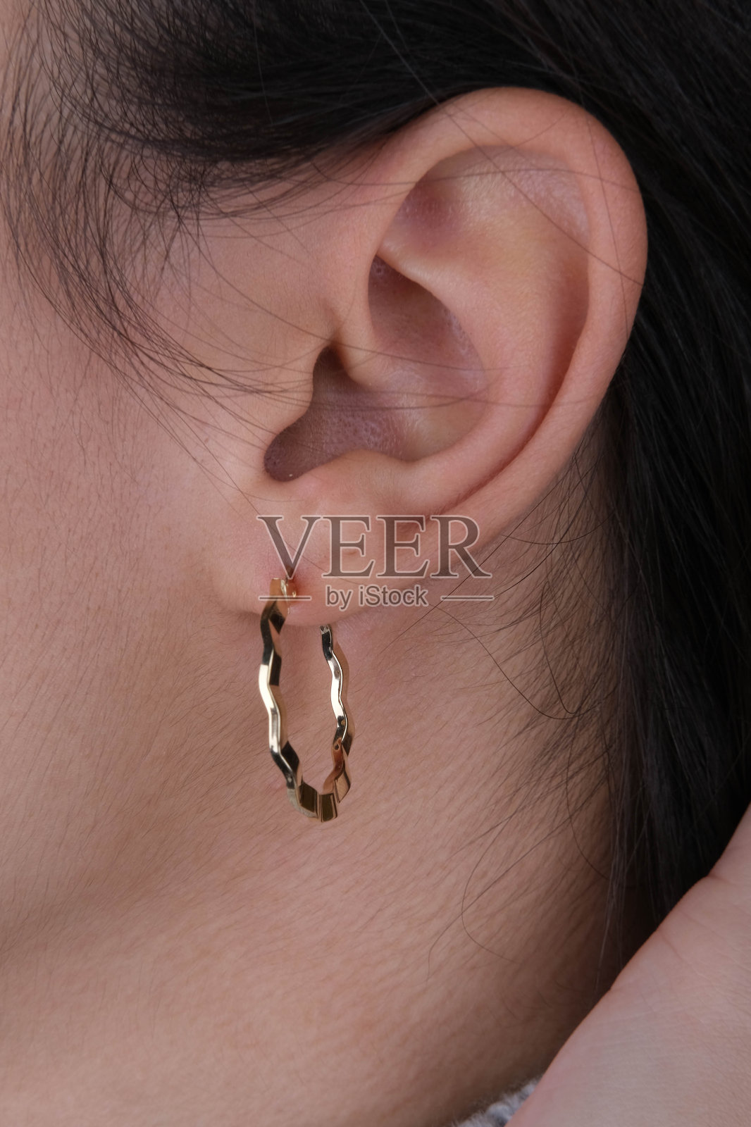 美丽的女孩。时尚首饰大耳环、吊坠耳环和球形耳环适合时髦又时髦的女人。外观时尚，美观大方。妆容自然，造型轻松照片摄影图片