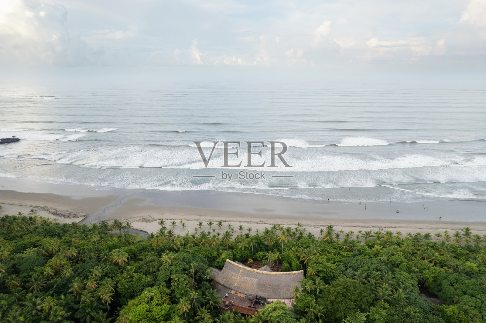 有沙滩的海岸照片摄影图片