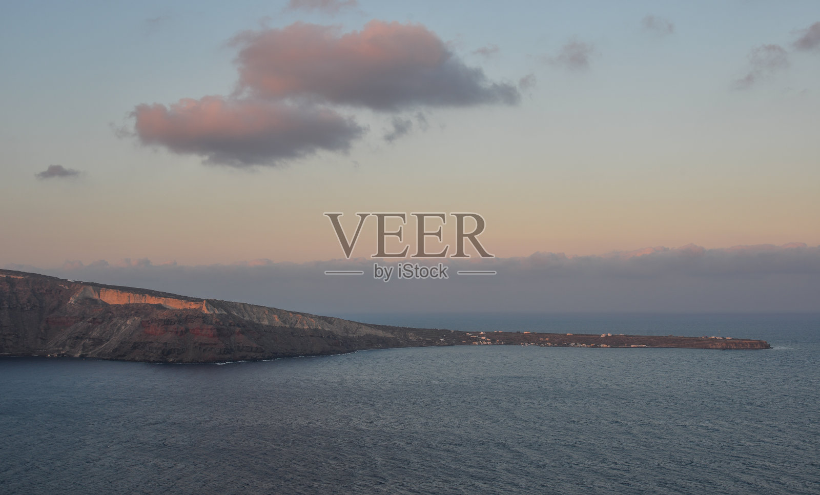 日落时美丽的山和海照片摄影图片