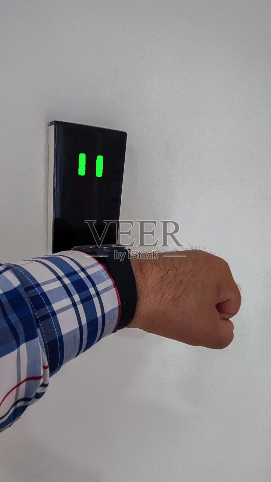 人使用带有NFC技术的智能手表打卡打卡，实现面对面工作控制概念的新技术照片摄影图片