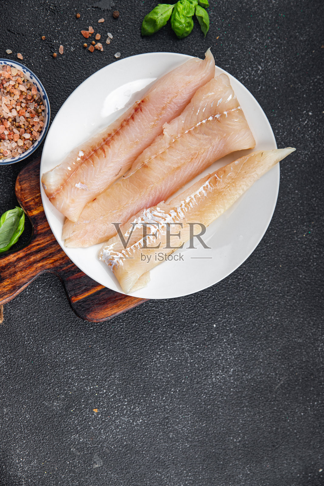 生鱼片，蓝鳕鱼，新鲜海鲜，健康饮食，烹饪餐，餐桌上的小吃照片摄影图片