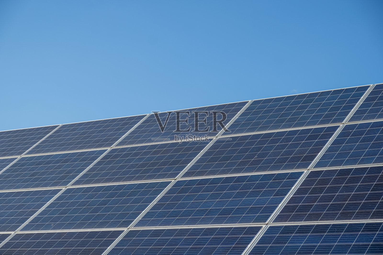 太阳能板。天空背景。照片摄影图片