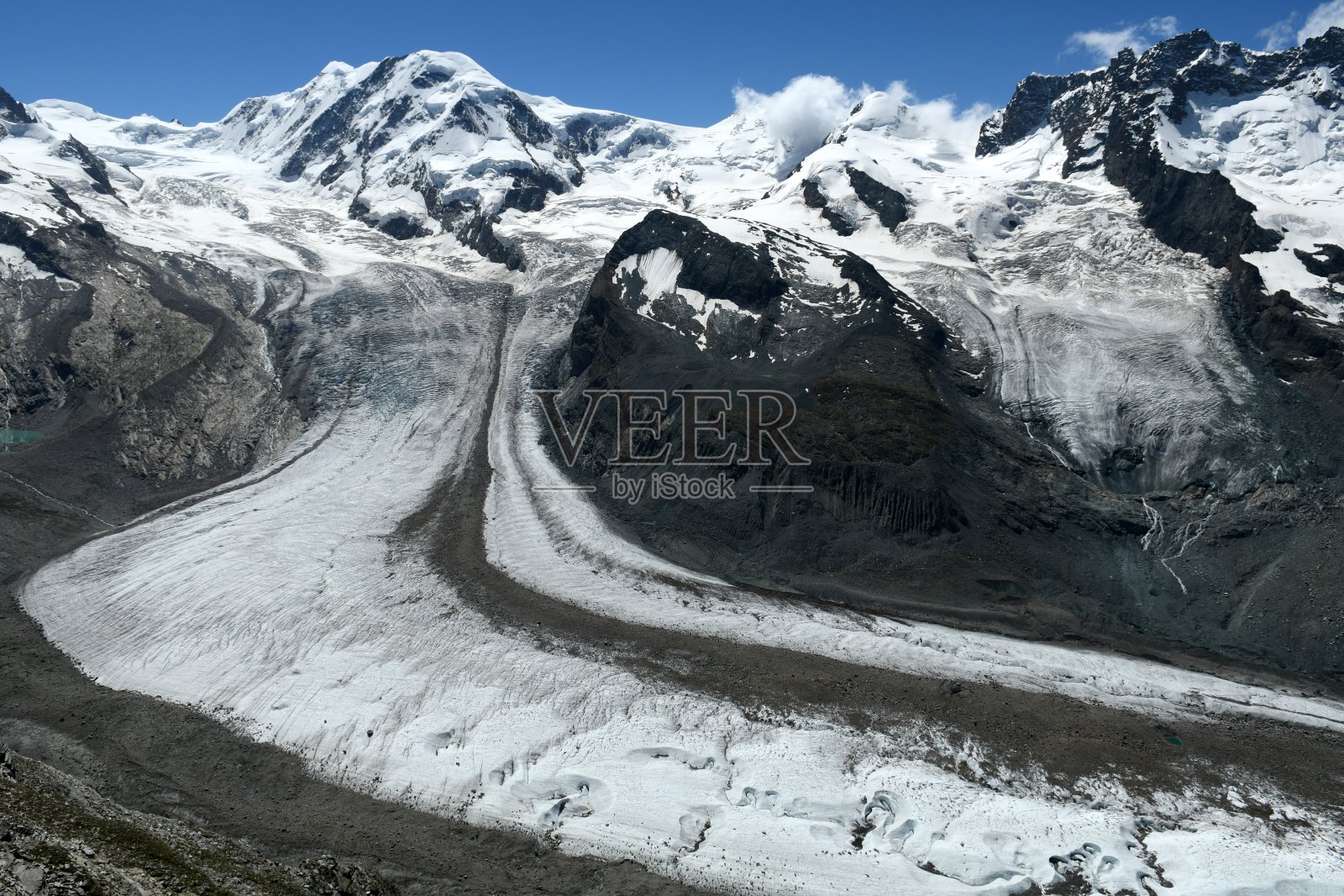 冰川从山顶流下来。照片摄影图片