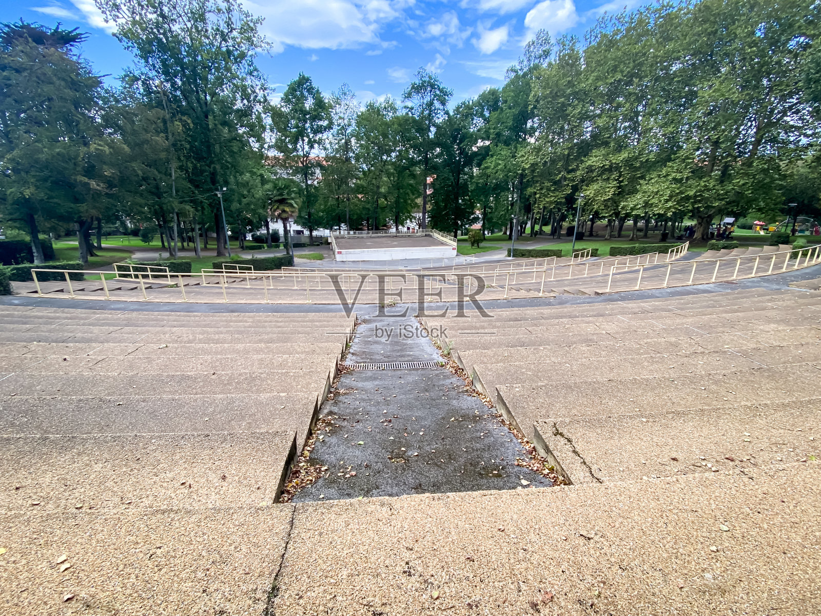 Saint-Jean-de-Luz的Parc Ducontenia公共公园的圆形剧场照片摄影图片