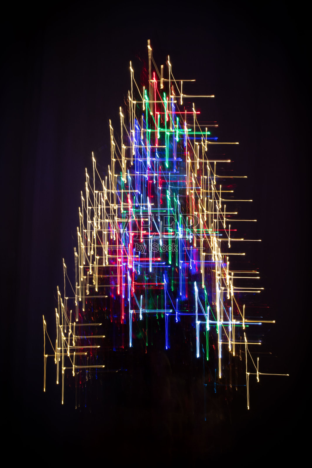 闪闪发光的五颜六色的圣诞树照片摄影图片