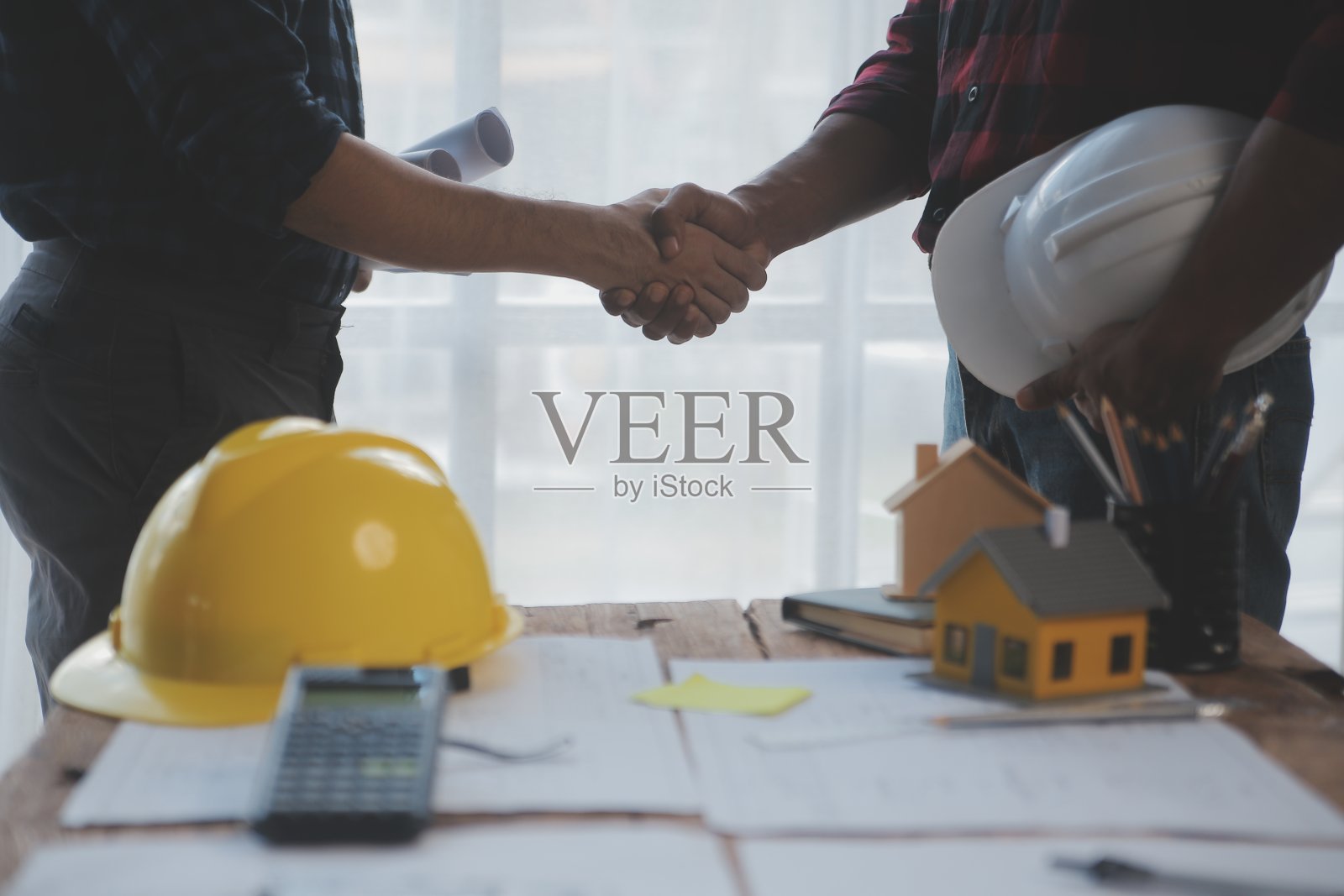 亚洲土木男工程师在办公室办公桌前的工地上绘制蓝图建筑项目的特写。照片摄影图片