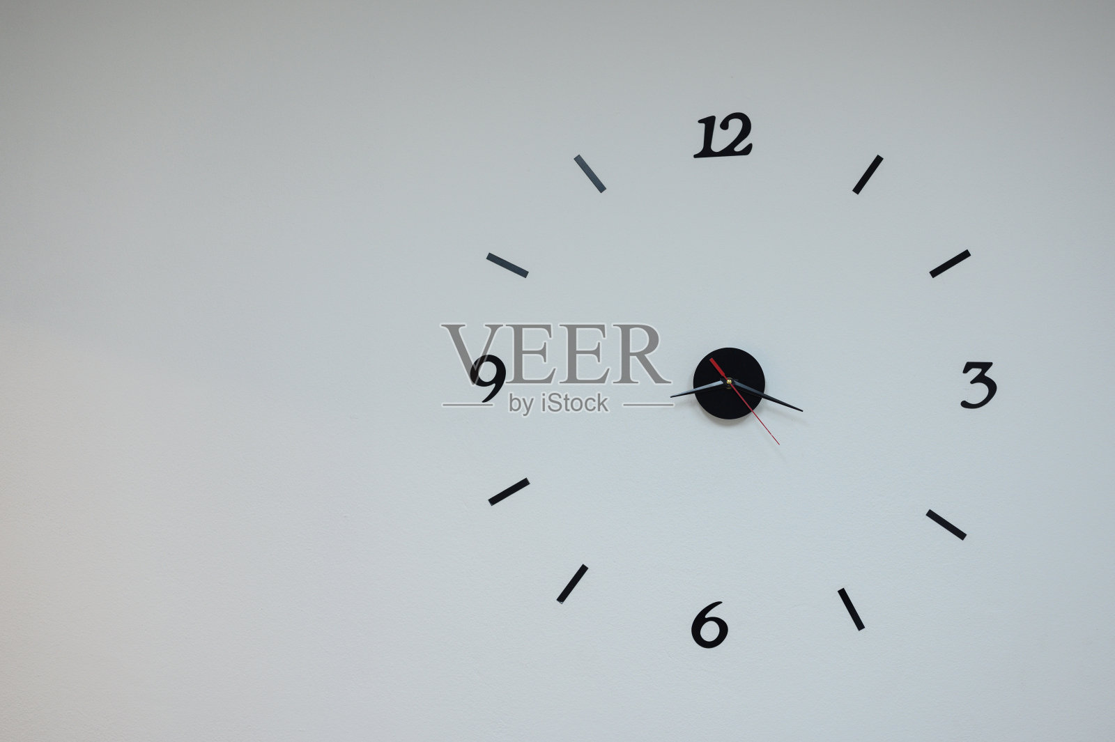 把注意力集中在挂钟上照片摄影图片