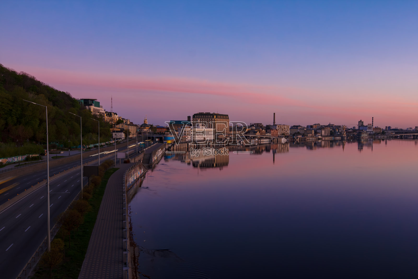 粉红色的晨光:基辅Pochtovaya广场上的河站大楼照片摄影图片
