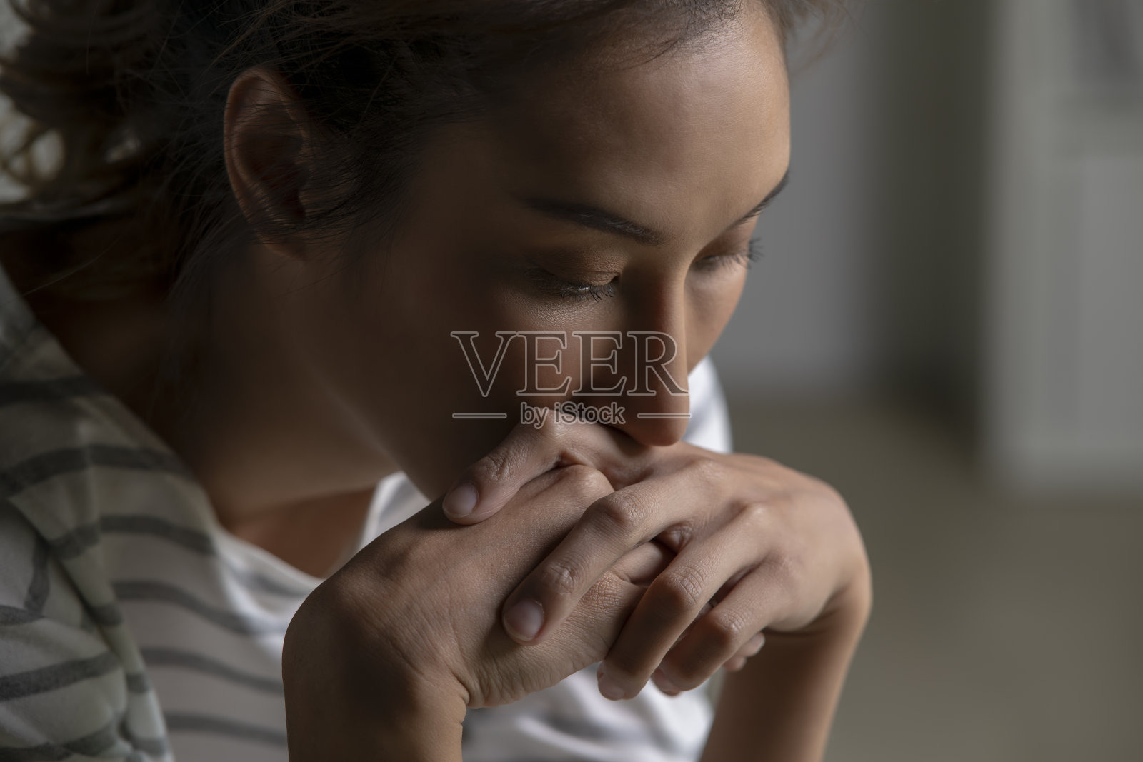 面露难色的亚洲女性面部特写照片摄影图片