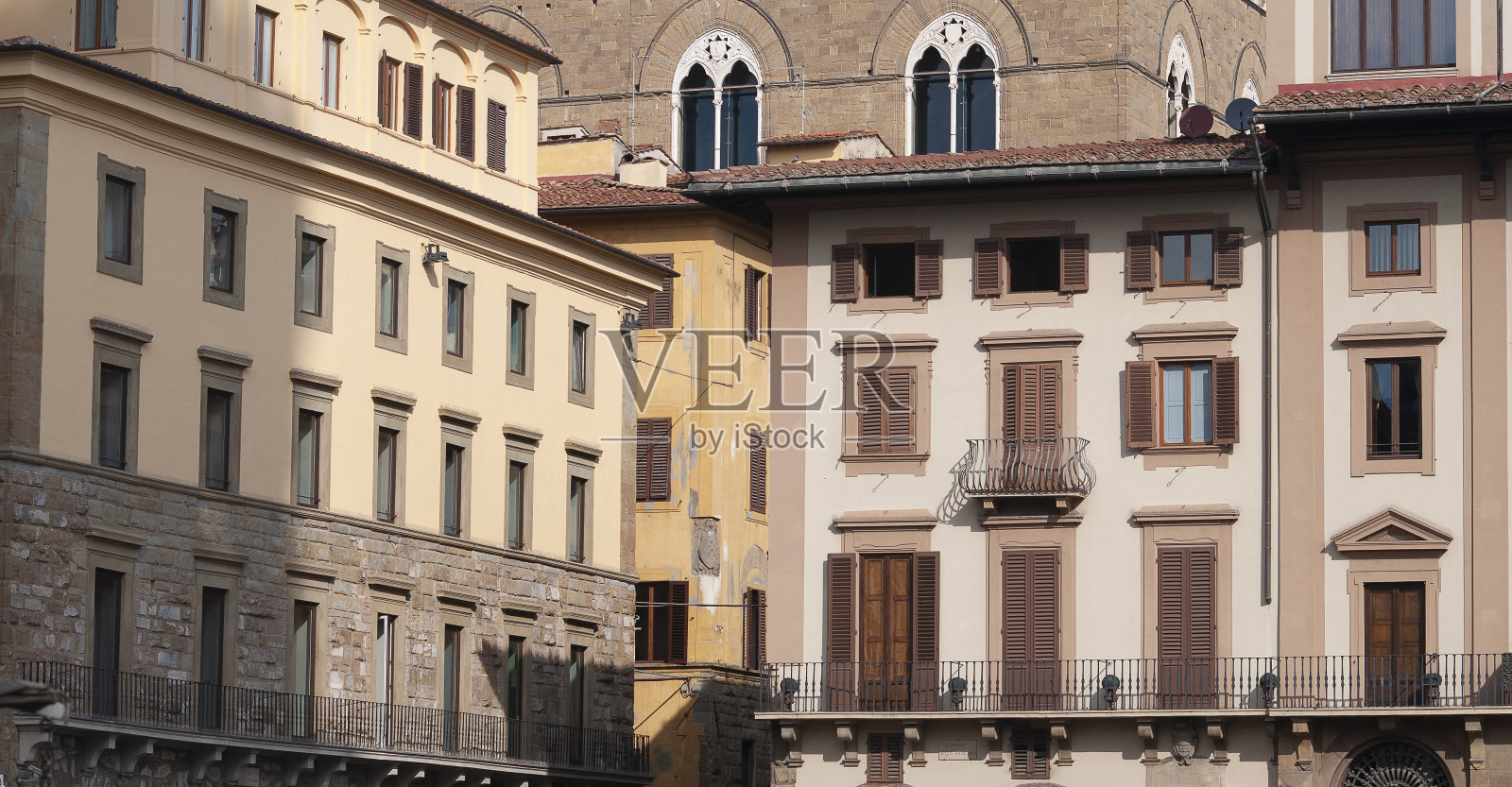 意大利佛罗伦萨五颜六色的历史街道。狭窄的老街，建筑的正面，砖墙。照片摄影图片