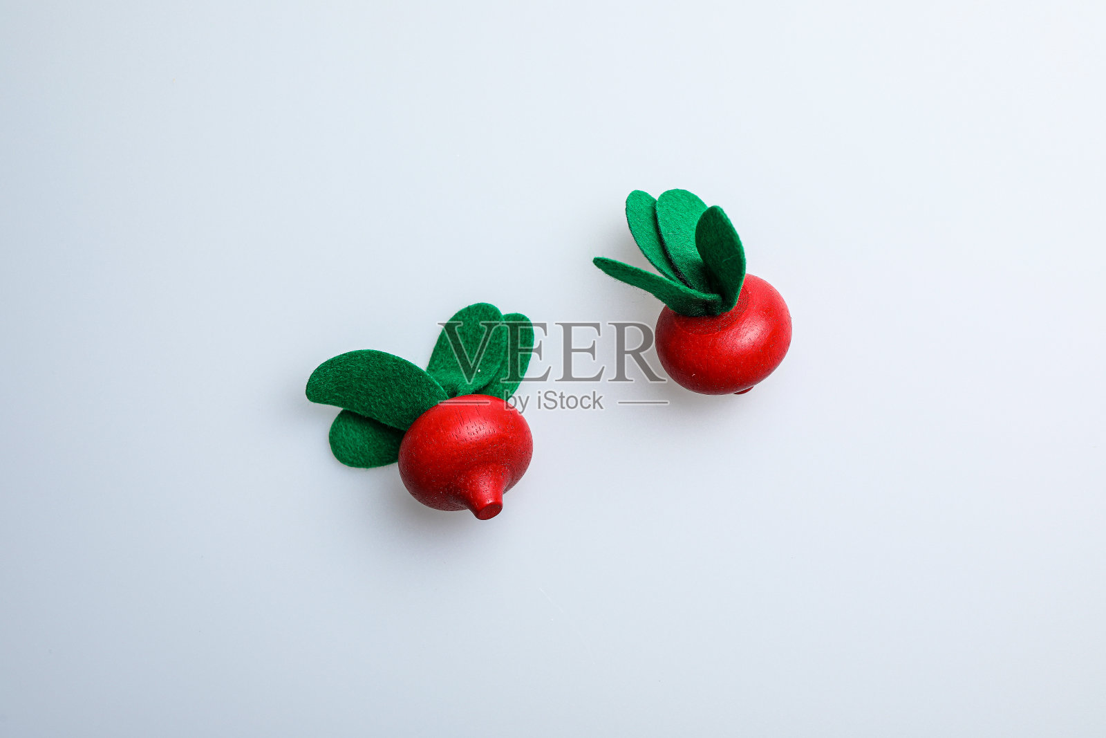 一个有趣和可爱的樱桃儿童玩具。白色背景照片摄影图片