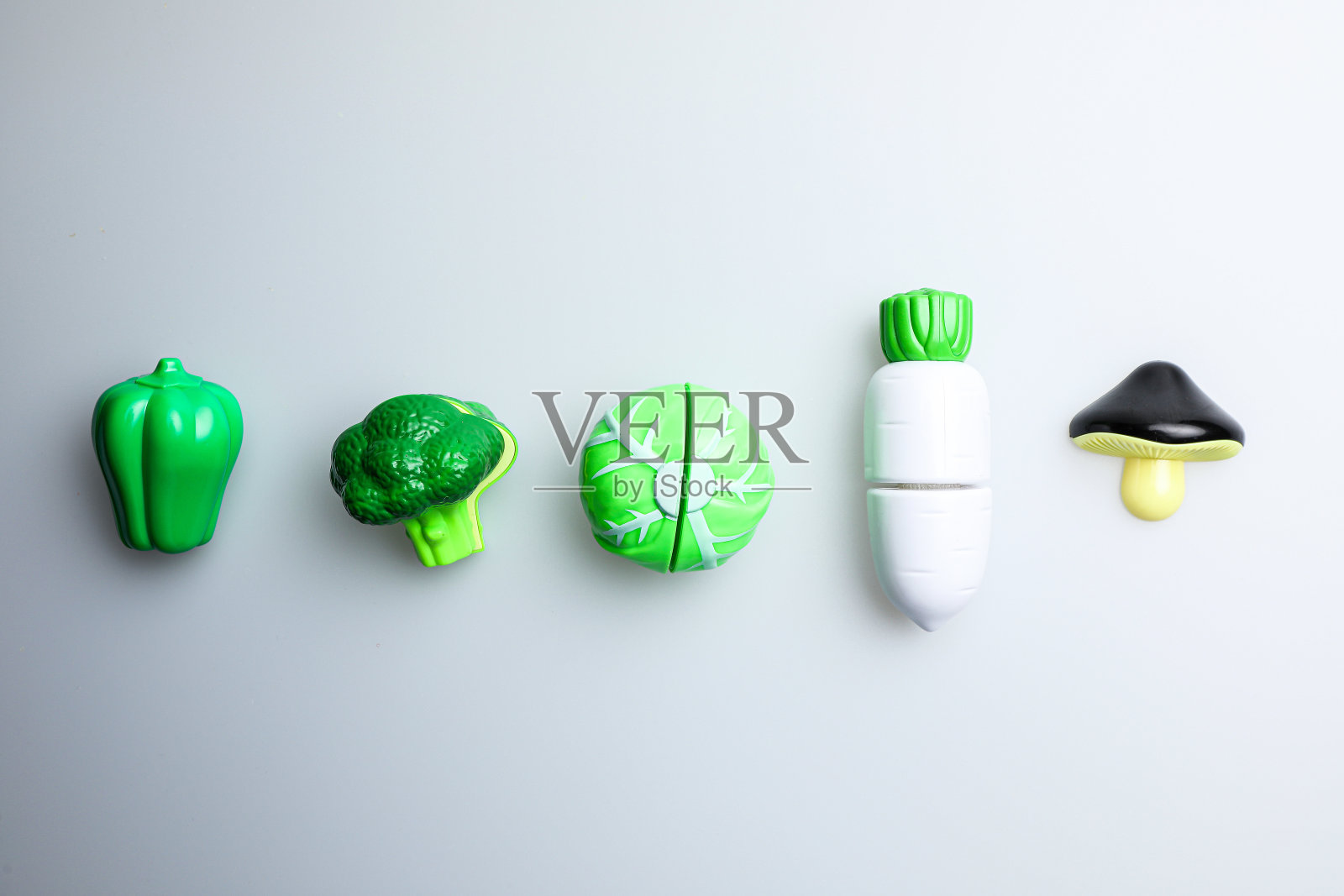 有趣可爱的蔬菜儿童玩具。白色背景照片摄影图片