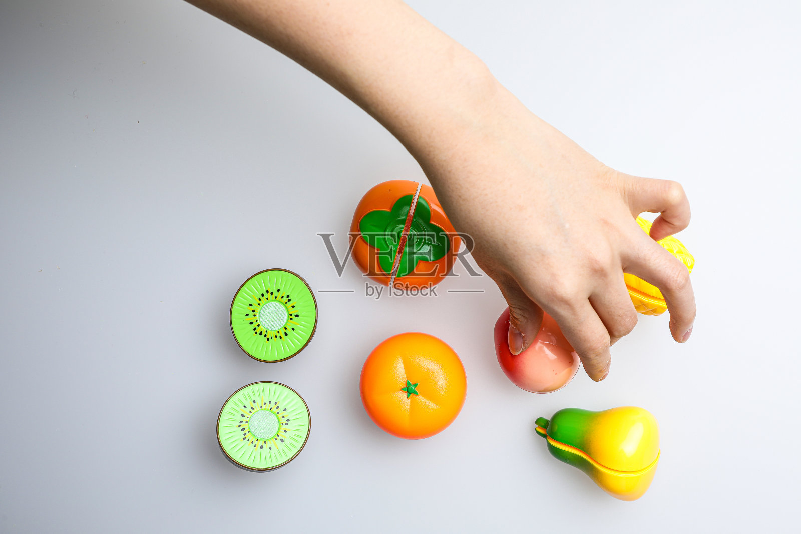 有趣可爱的水果儿童玩具。白色背景照片摄影图片