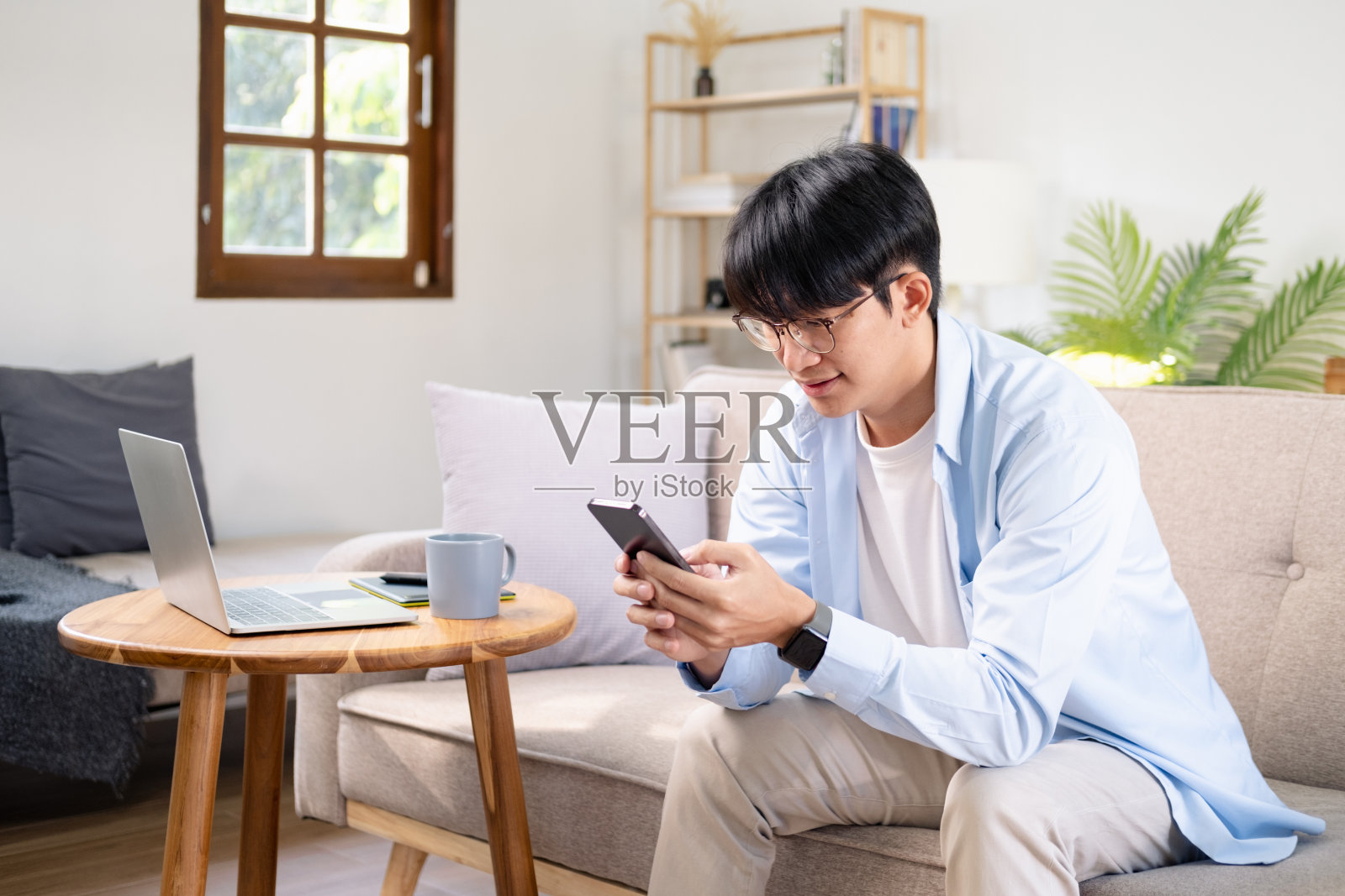 自由职业者在家工作，使用电话照片摄影图片