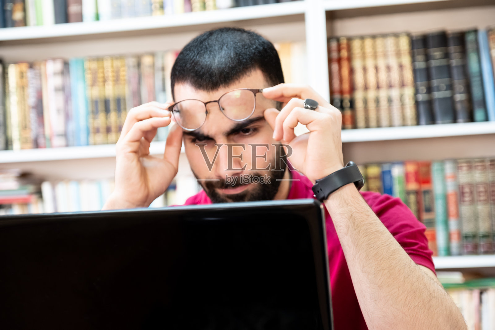 男子因长时间专注工作而眼睛疲劳照片摄影图片