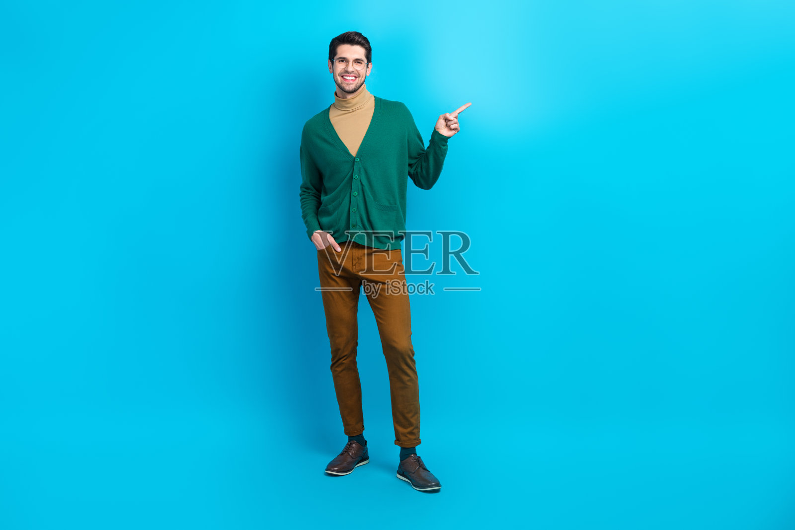 偷拍的年轻推广人的全身照片市场广告主张商人直接手指模型隔离在蓝色背景照片摄影图片