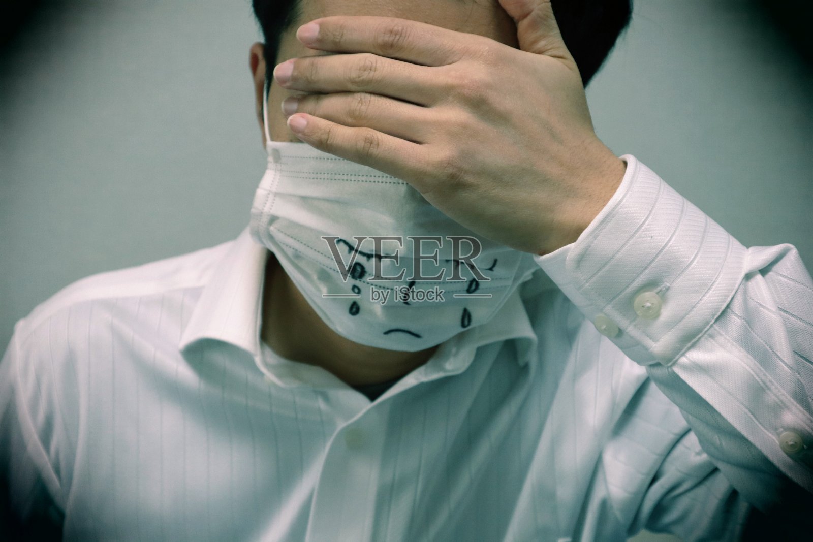 一个人忧心忡忡的形象照片摄影图片