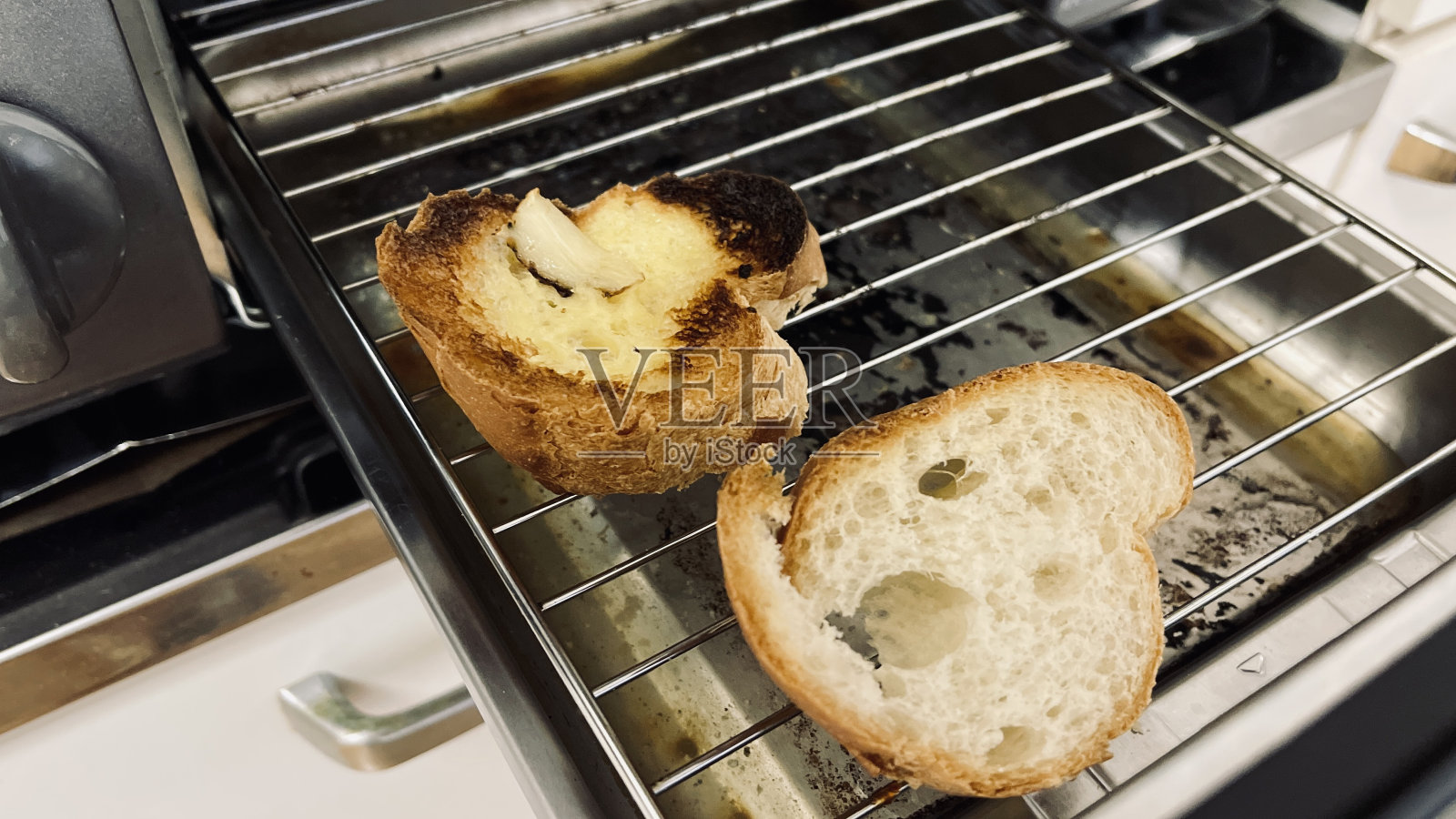 烤箱里烤的烤面包上有烧焦的大蒜黄油照片摄影图片