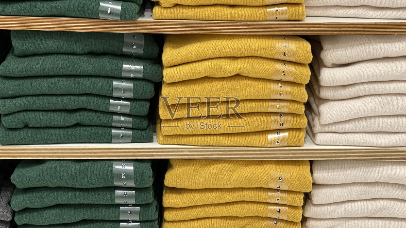 很多衣服挂在衣架上，挂在壁橱里。可持续生活，智慧消费照片摄影图片