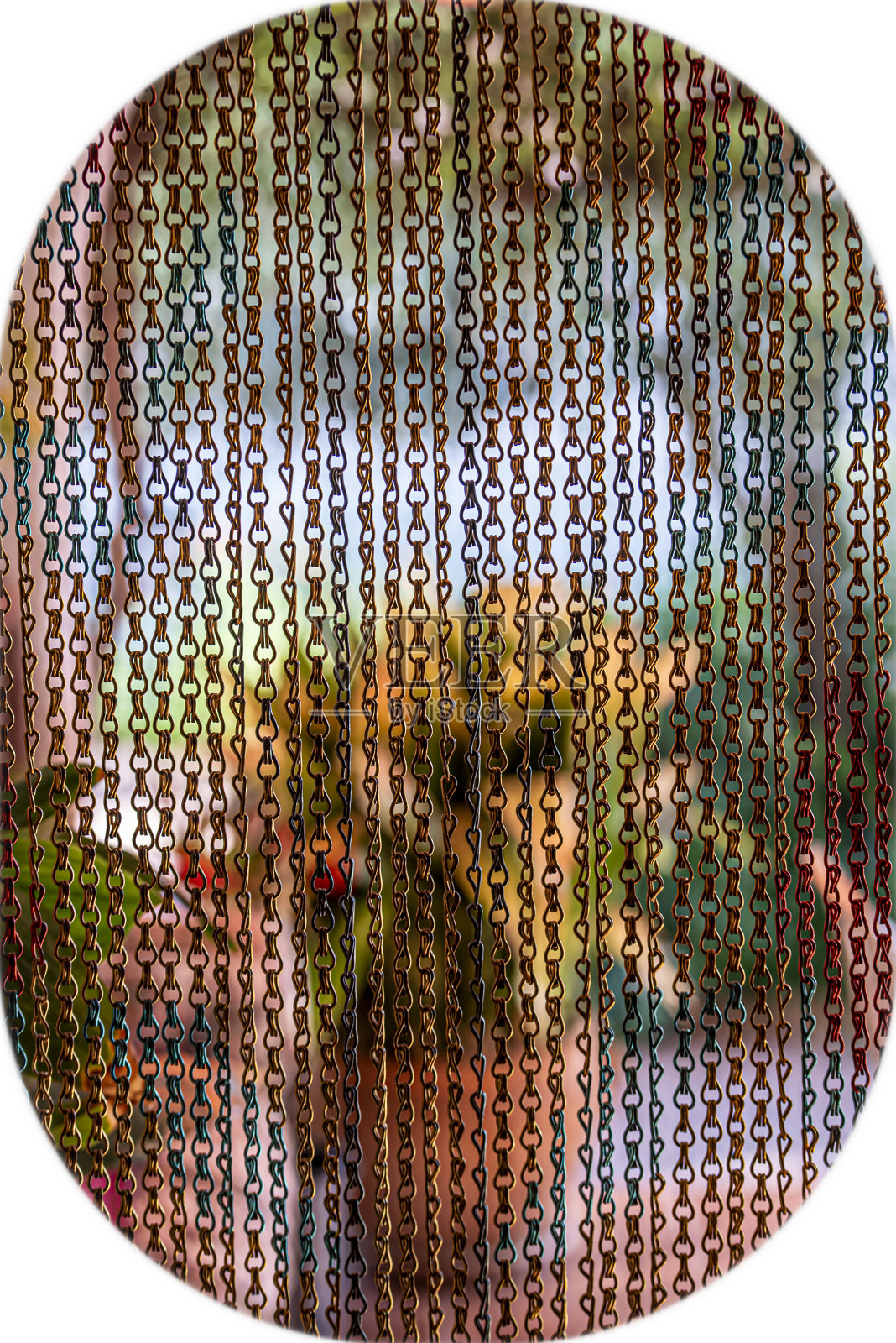 透过窗帘可以看到弥漫的花园景色照片摄影图片