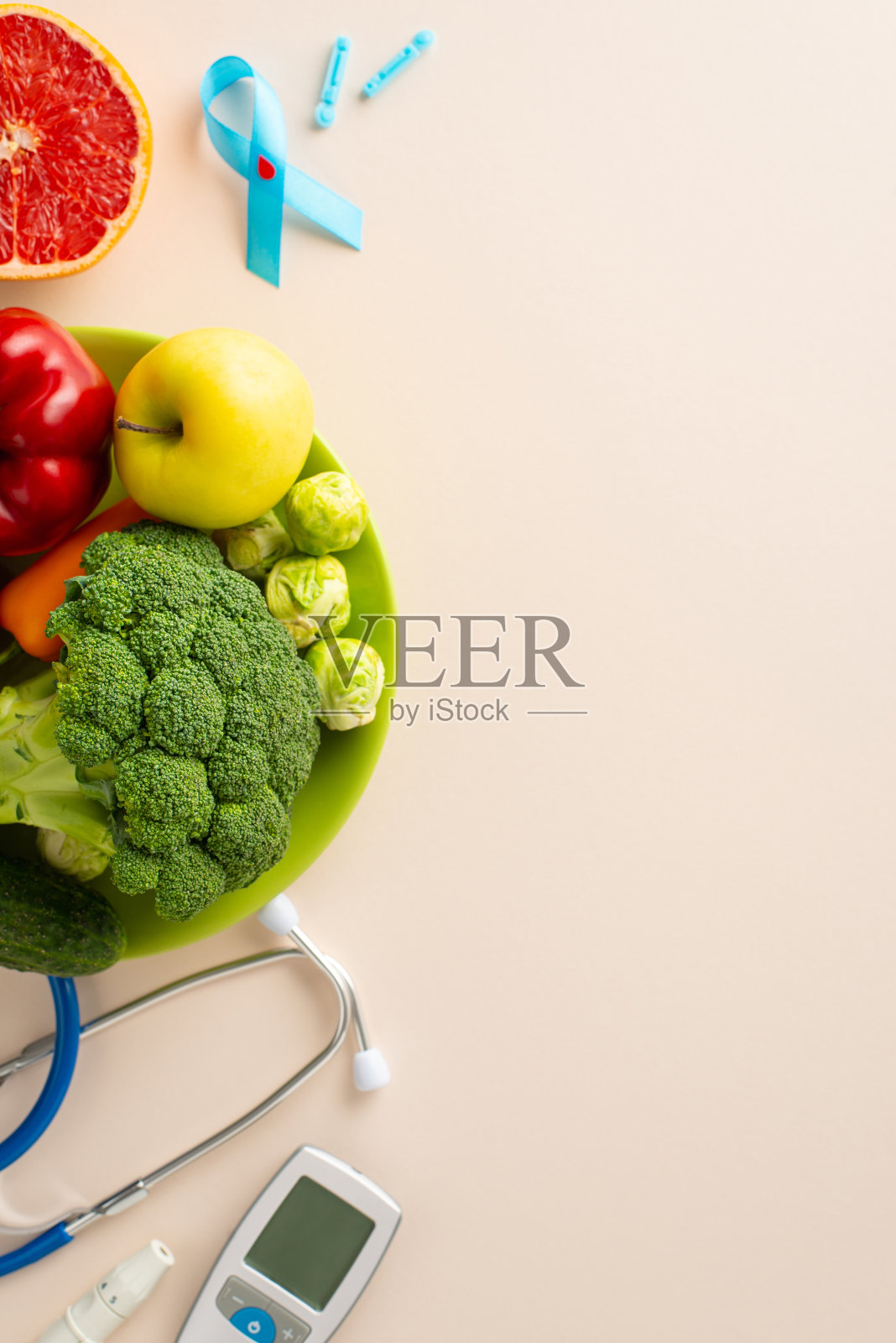 标志性的糖尿病节食垂直顶视图设置丝带标志，血糖仪，柳叶刀，针头，听诊器，和营养食品在淡米色与广告空间照片摄影图片