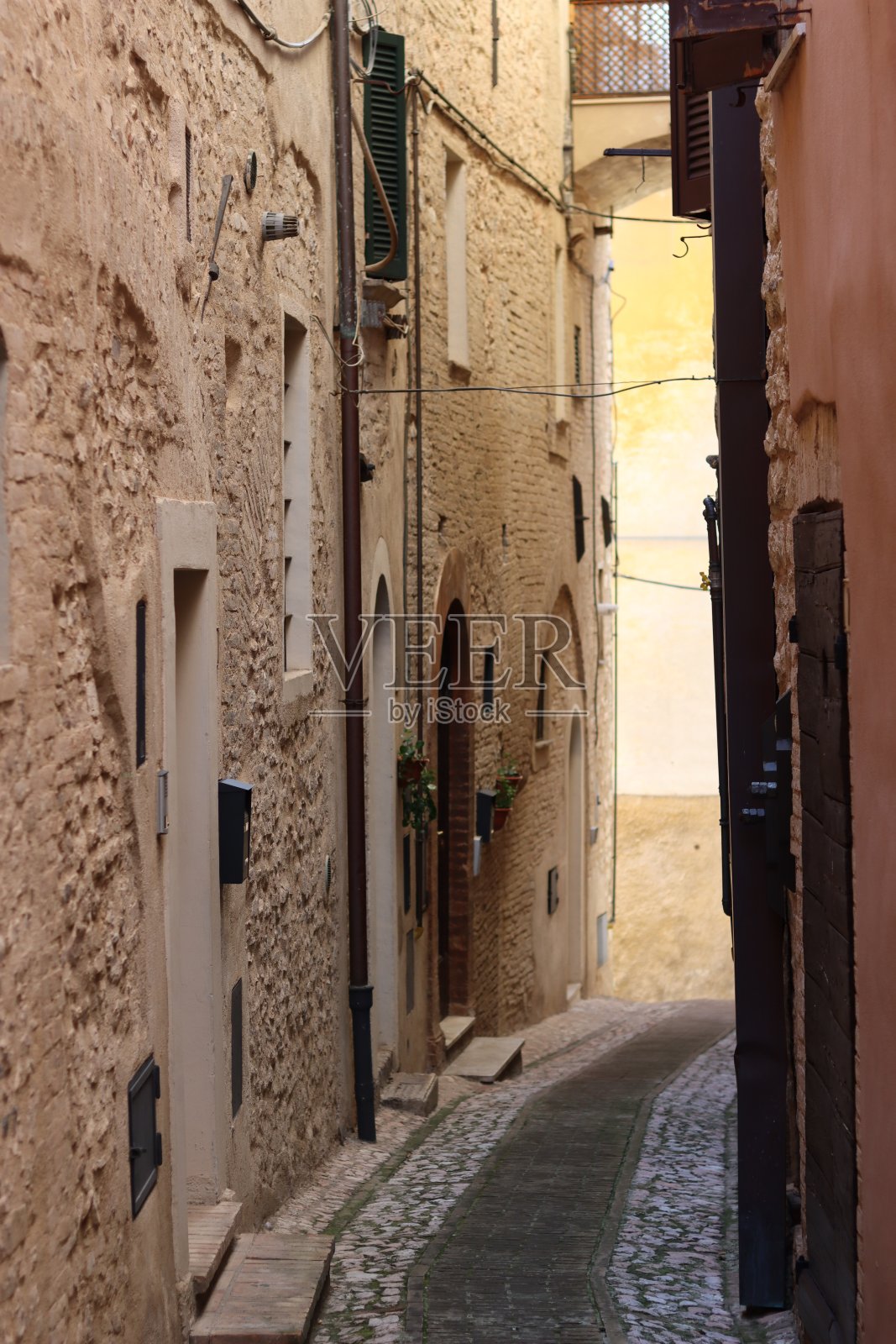 沿着老城区狭窄的后街眺望照片摄影图片