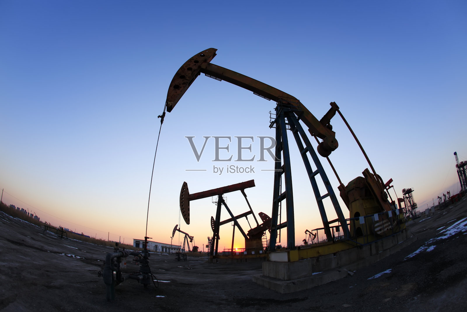 油田现场，晚上，油泵都在运转照片摄影图片