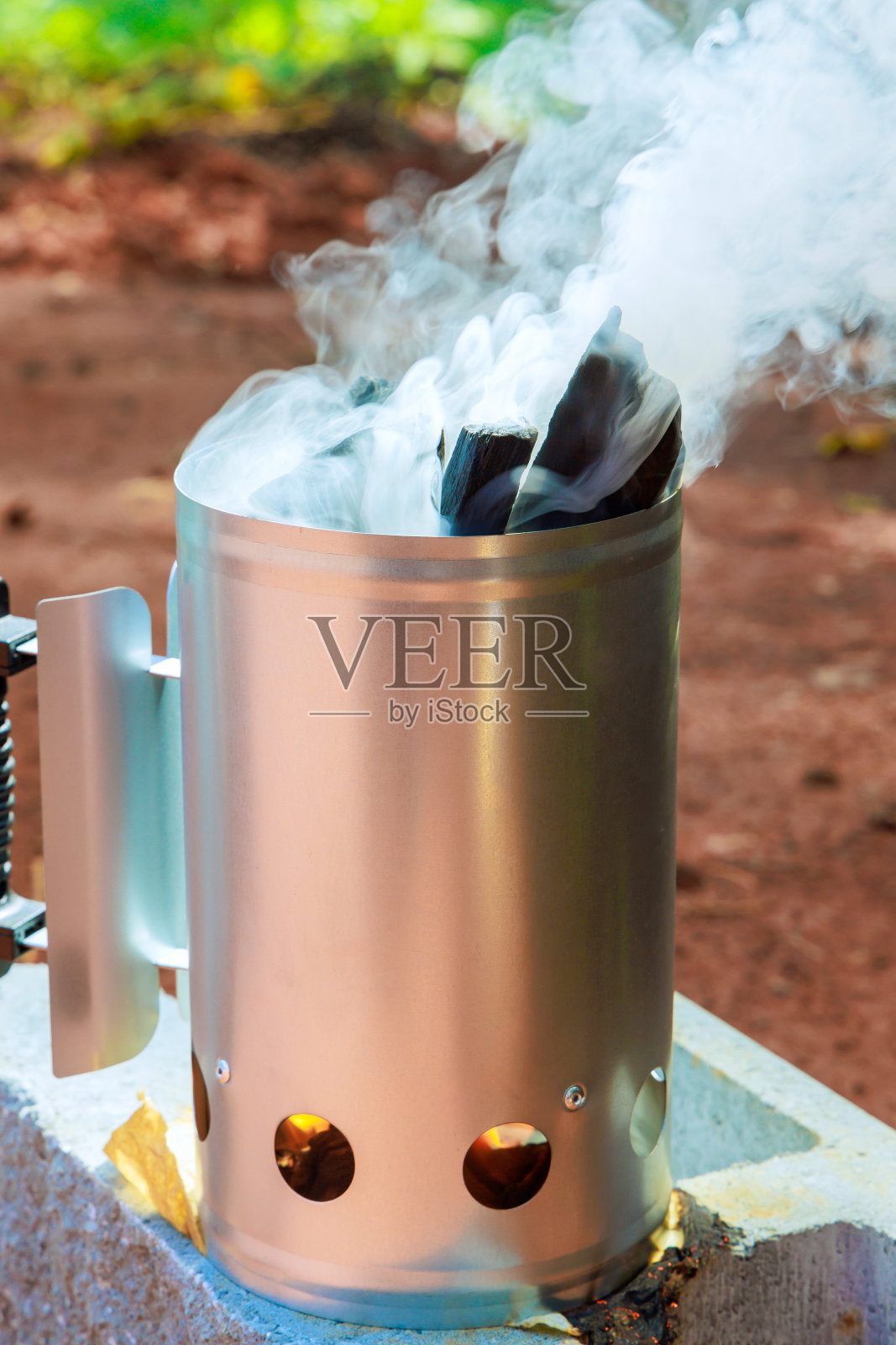 以木炭准备烧烤，烧烤木炭烟囱启动器照片摄影图片