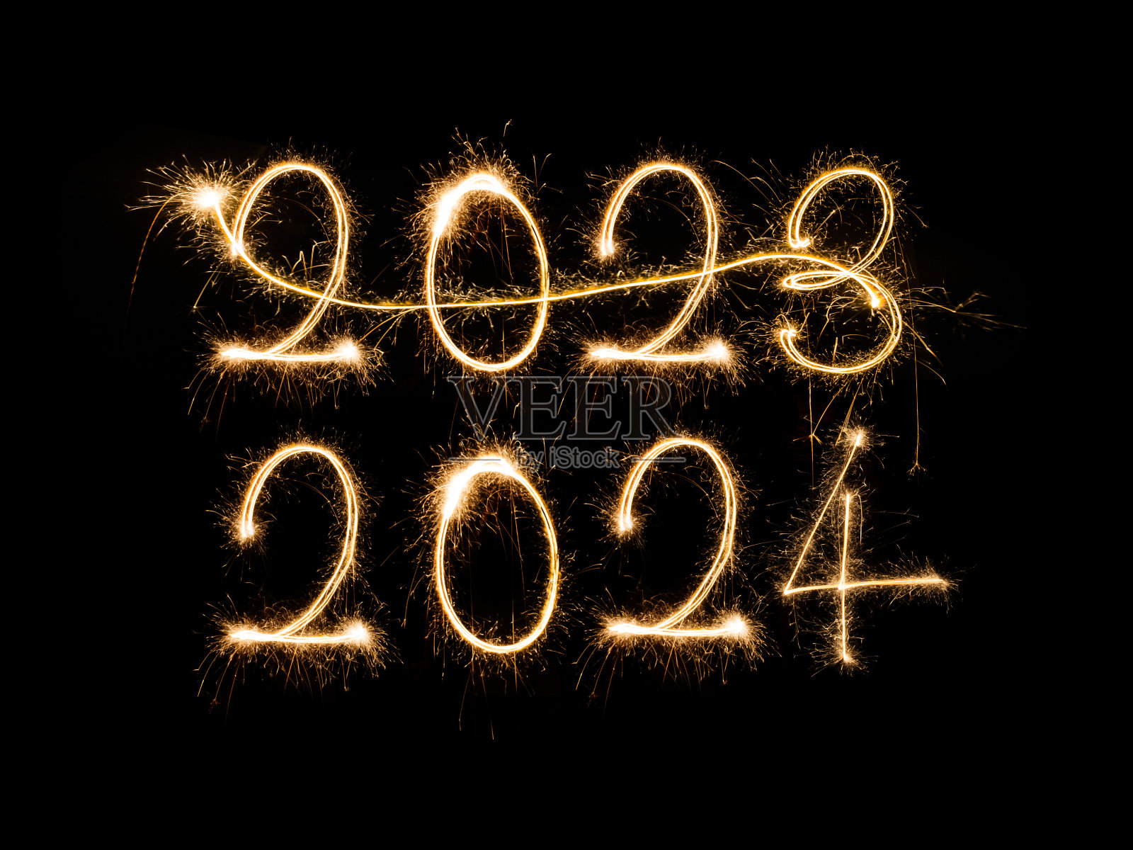 2024年新年快乐。闪闪发光的燃烧文字新年快乐2024孤立的黑色背景。照片摄影图片