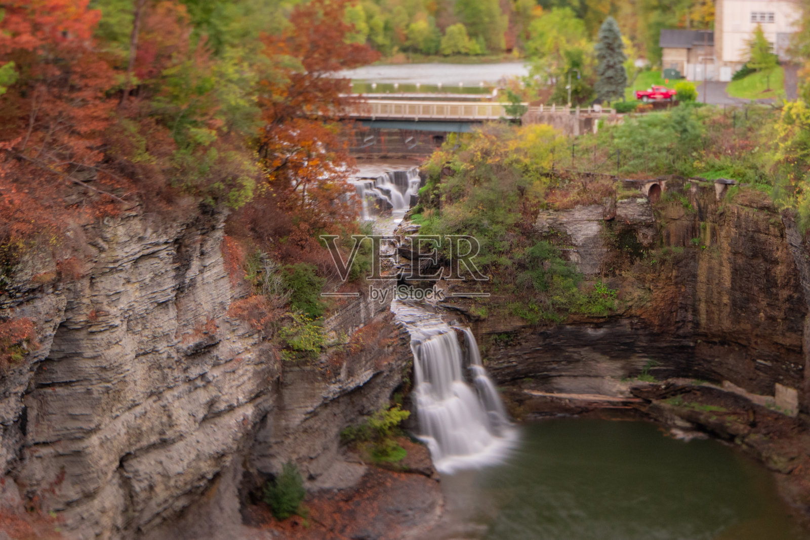 毕毕湖水坝、瀑布和桥。纽约州伊萨卡的毕比湖康奈尔校园。照片摄影图片
