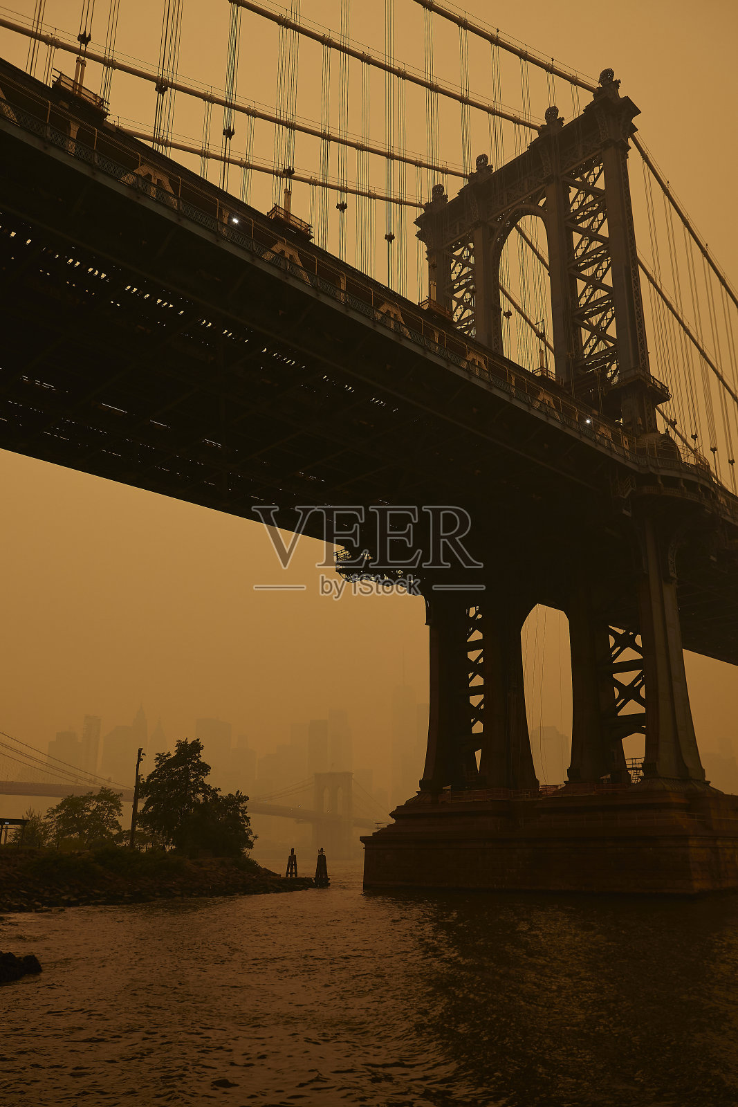 朦胧、烟雾缭绕的琥珀色纽约曼哈顿大桥照片摄影图片