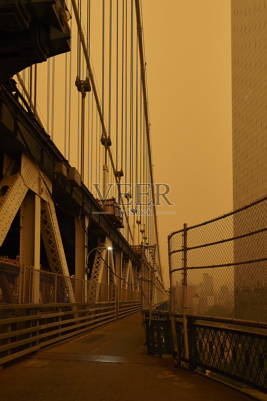 朦胧、烟雾缭绕的琥珀色纽约曼哈顿大桥照片摄影图片