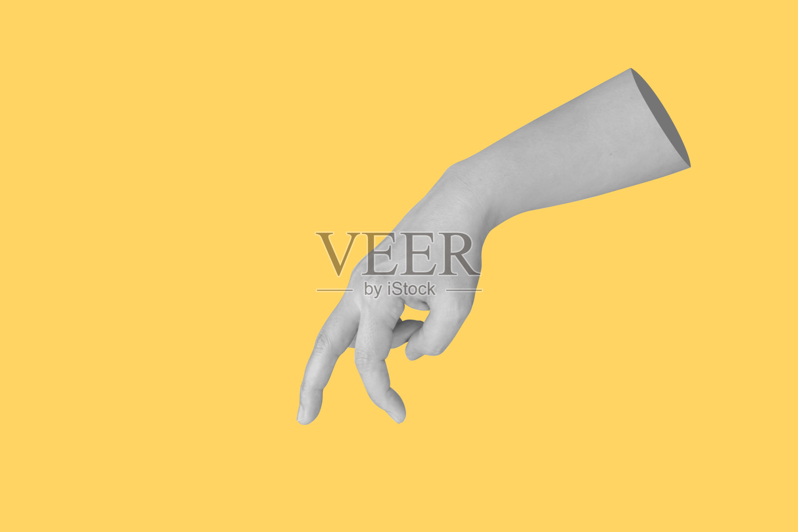 女人走路的手势孤立在黄色背景上照片摄影图片