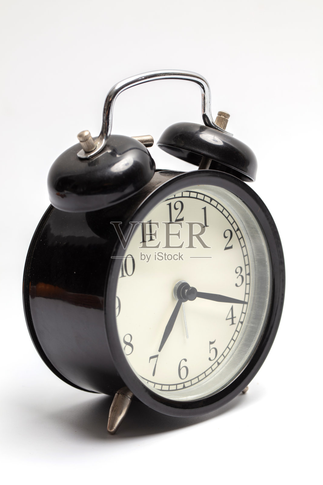 黑色闹钟孤立在白色背景。早上,提醒。时间概念照片摄影图片
