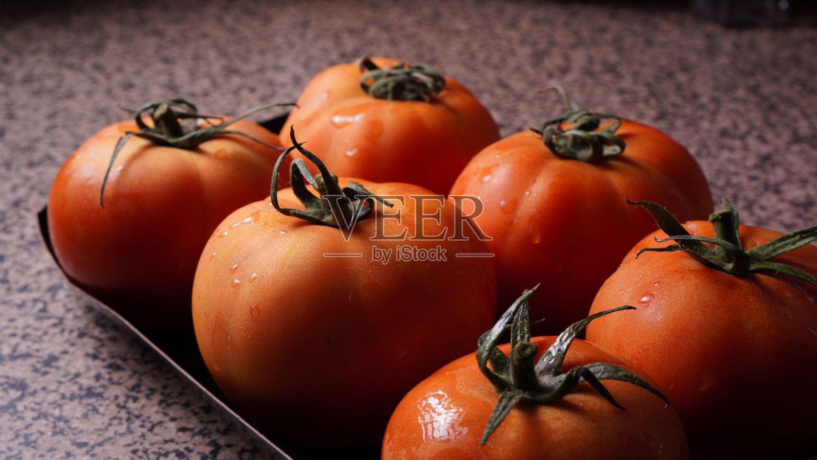 工作台上熟透的西红柿特写照片摄影图片