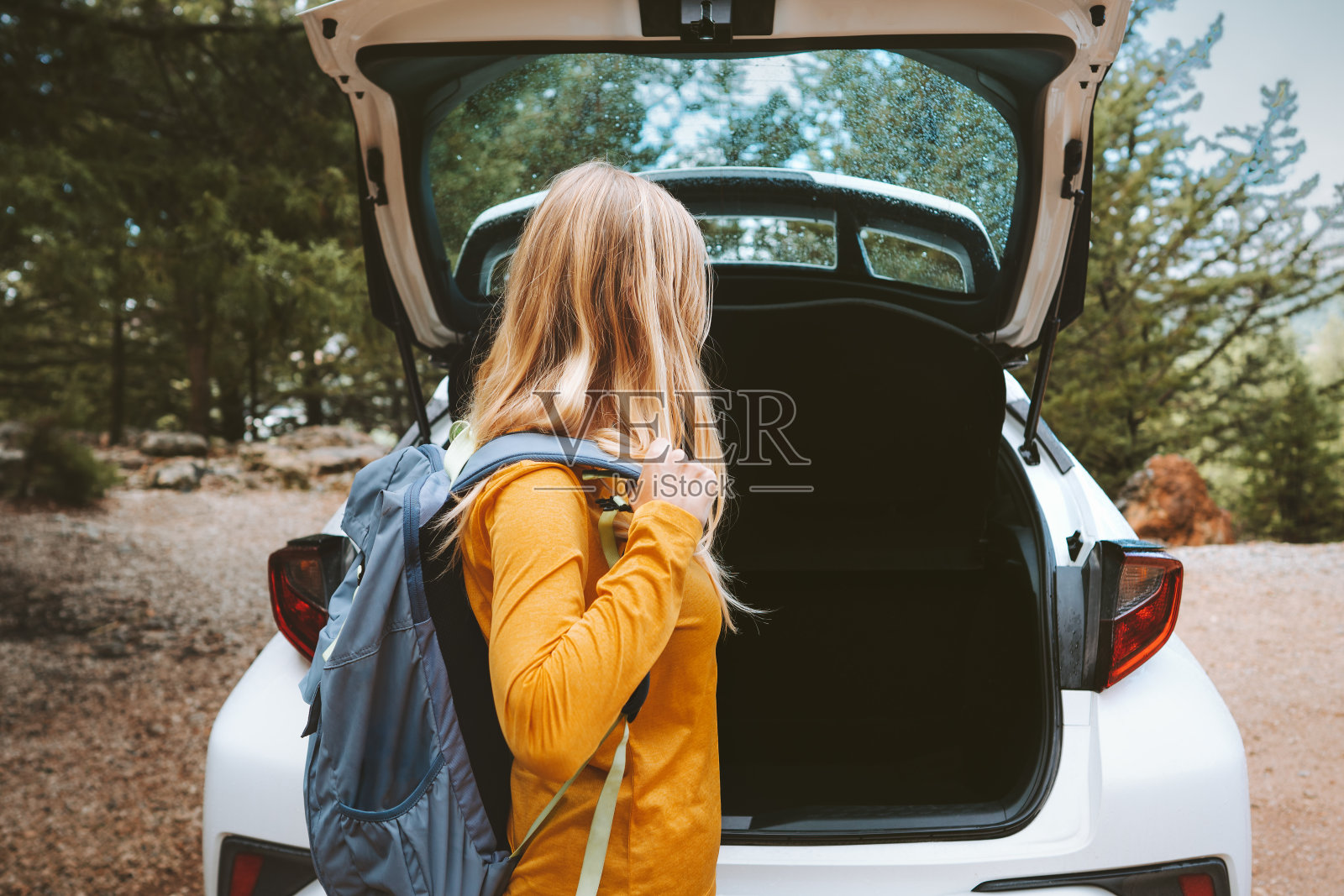 公路旅行假期女人开车旅行积极的生活方式夏季旅游户外租赁交通工具照片摄影图片