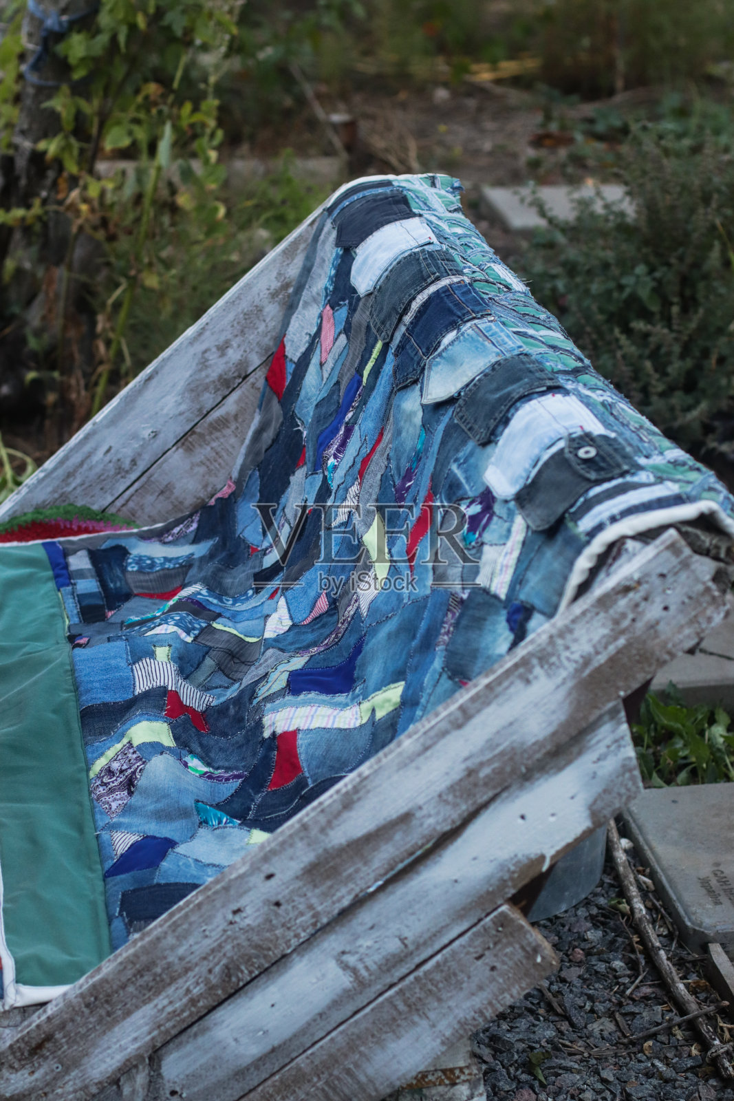 手工格子拼接风格牛仔布照片摄影图片