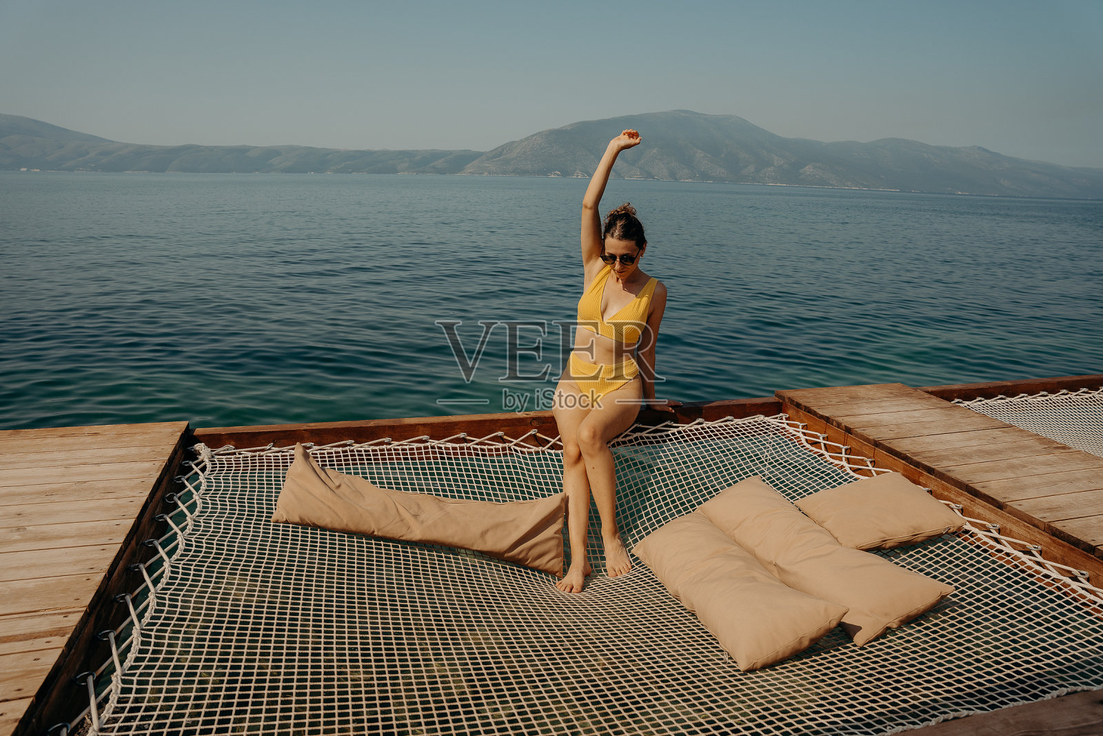 沙滩上的女孩照片摄影图片