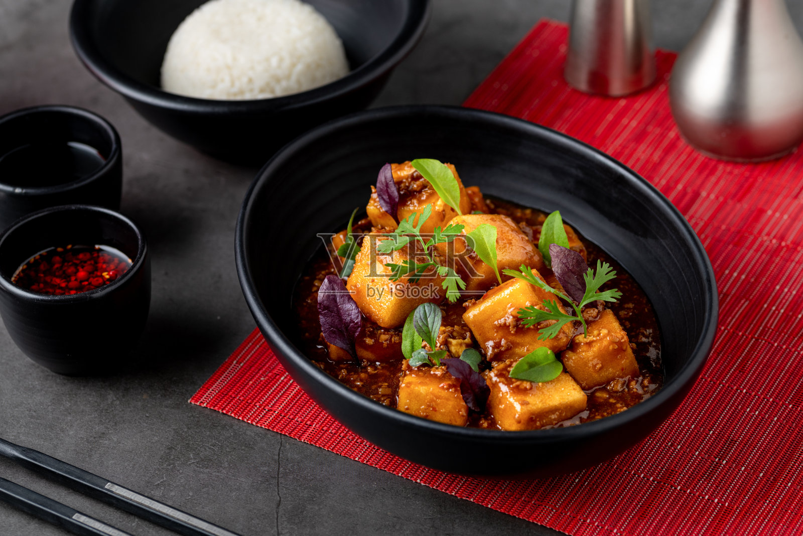 麻婆豆腐碗配酱油，黑石桌照片摄影图片