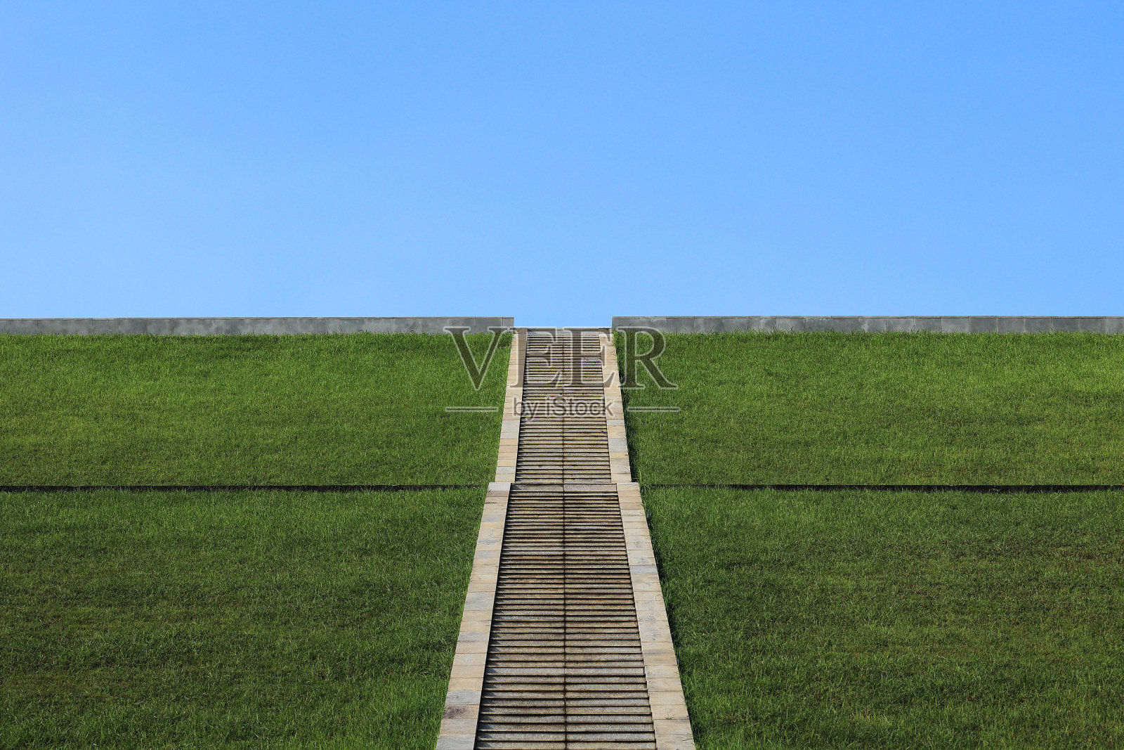 蓝天与草地照片摄影图片