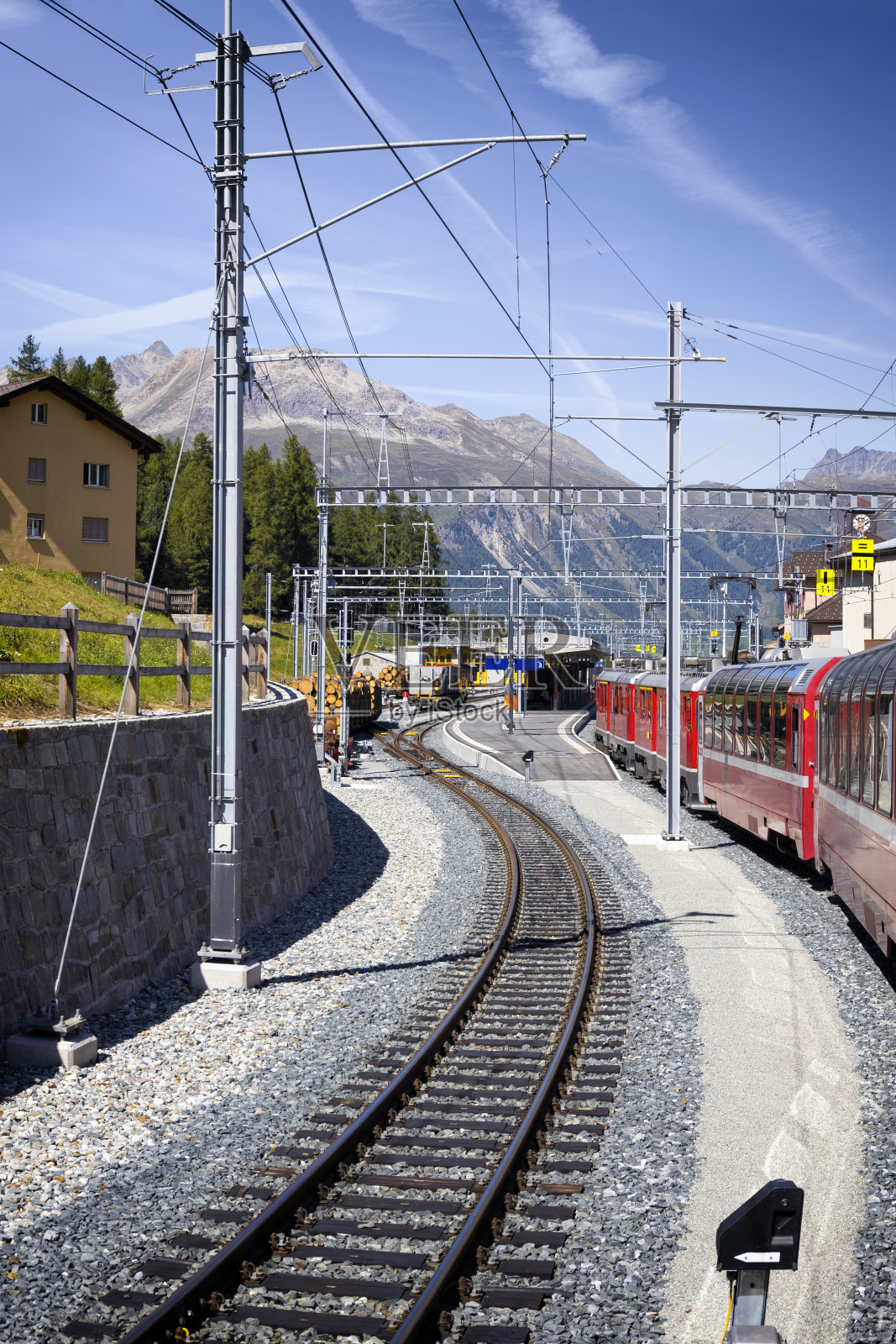假期在瑞士-伯尔尼纳快车停在庞特雷西纳火车站照片摄影图片