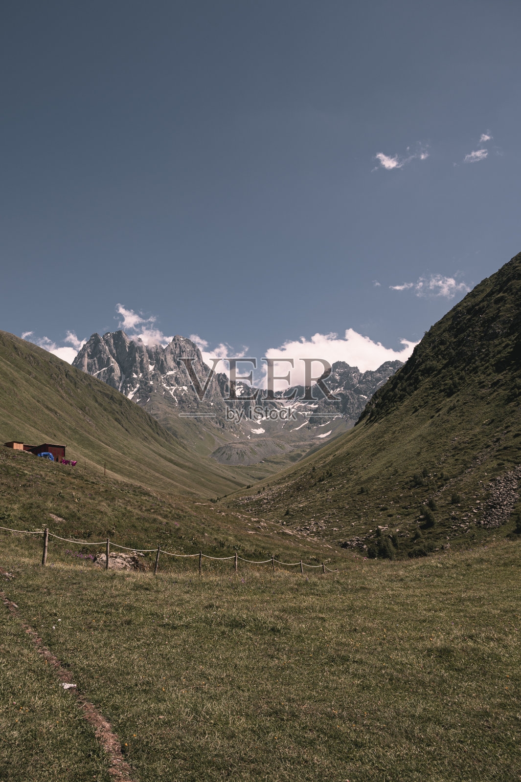 背景是Juta峡谷和Chaukhi山峰的景色照片摄影图片