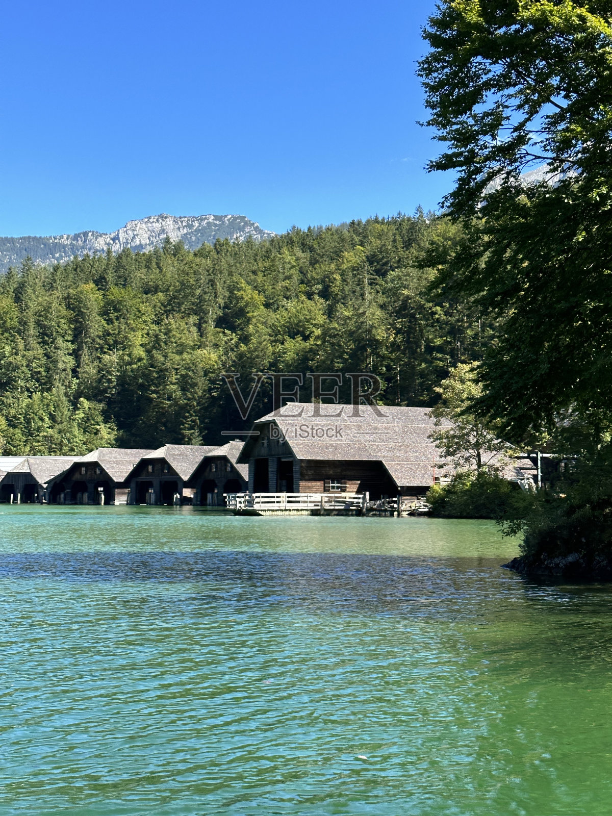 奥地利阿尔卑斯山上著名的哈尔施塔特山村，在夏日美丽的阳光下，风景如画照片摄影图片