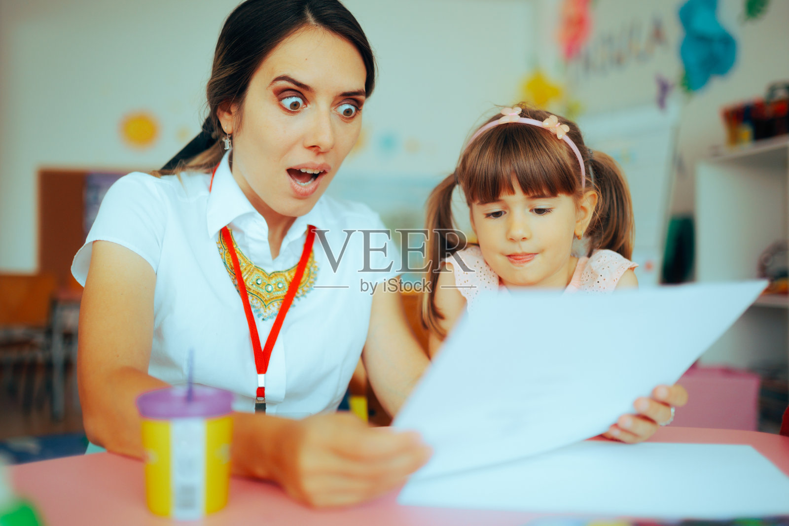 幼儿园老师惊讶于她的小学生的艺术天赋照片摄影图片