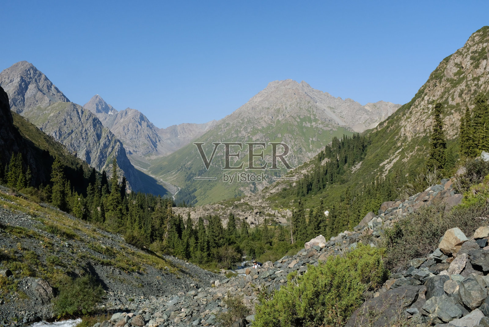 徒步前往吉尔吉斯斯坦阿拉库尔湖的风景照片摄影图片