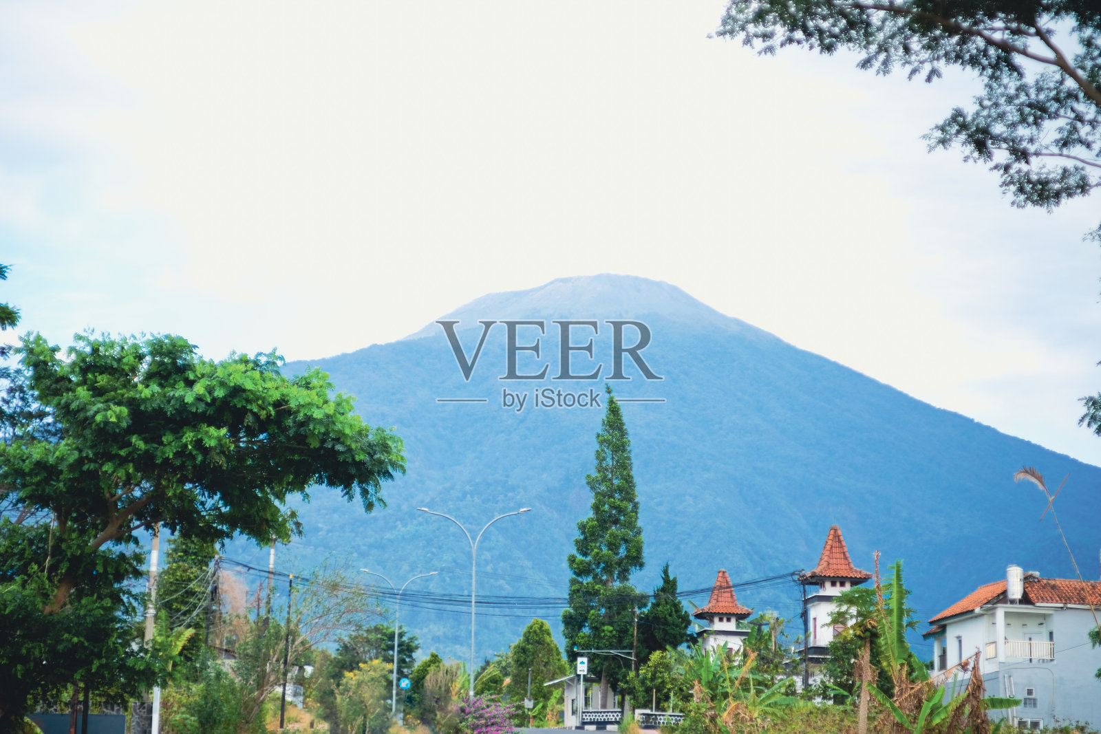 小镇上高速公路的感觉，群山环绕，绿树成荫照片摄影图片