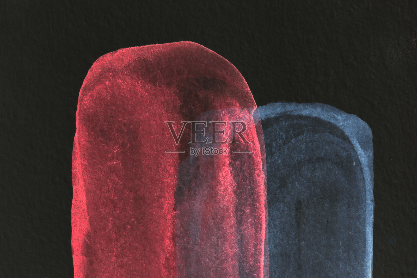 黑色抽象背景。红色和蓝色墨水斑点和污渍，壁纸打印。创意背景，混乱的油漆笔触，图案印刷在卡片上照片摄影图片