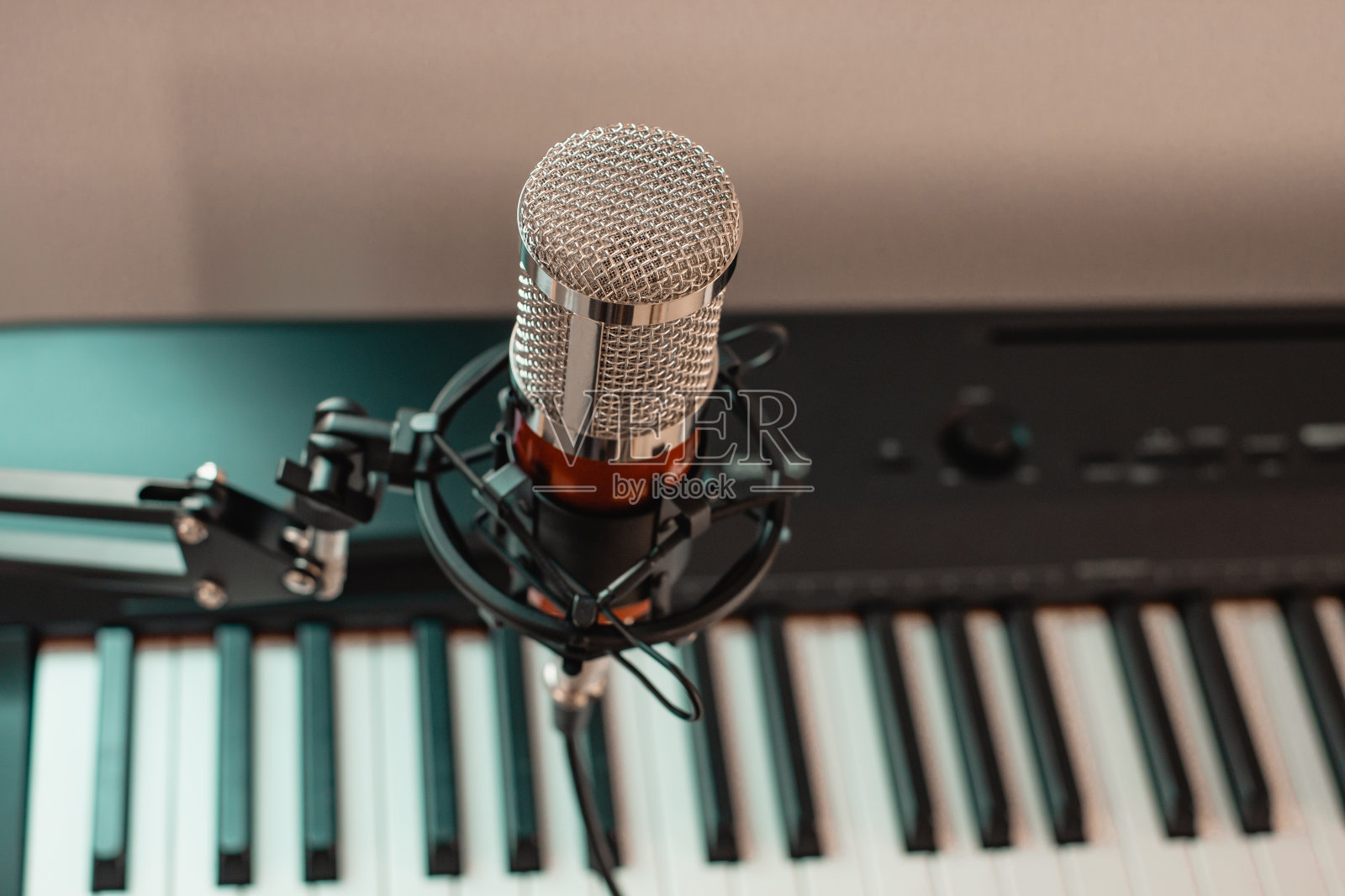 为歌手和音乐制作的老式麦克风特写。照片摄影图片