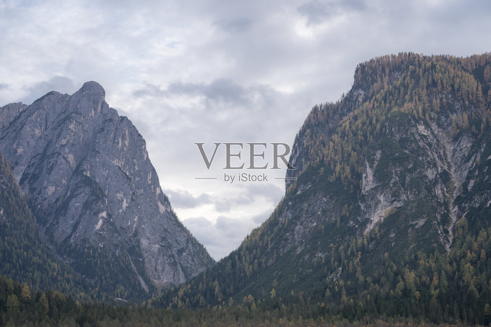 欧洲，意大利，高山峡谷，山势陡峭，秋色斑斓照片摄影图片