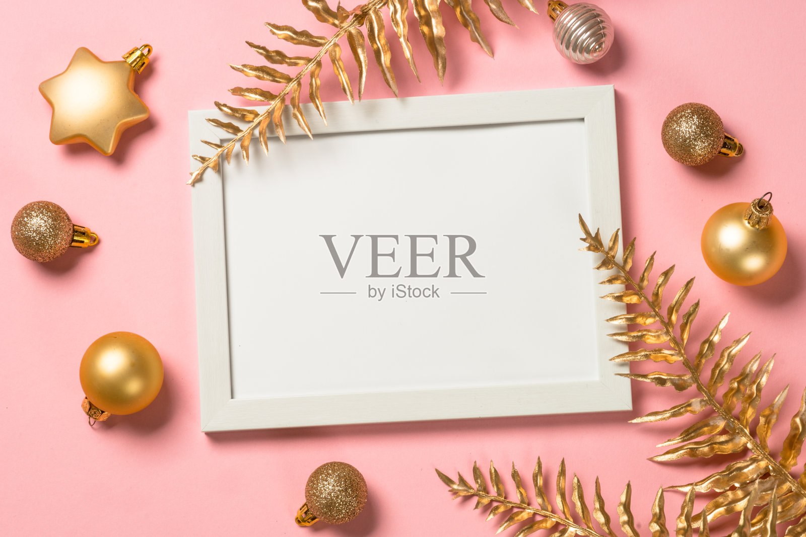 圣诞构图与金色圣诞装饰在粉红色的背景。照片摄影图片